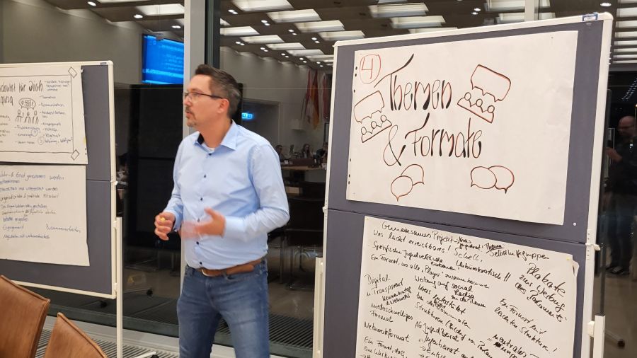 Ansprechpartner Carlos Tomé referiert